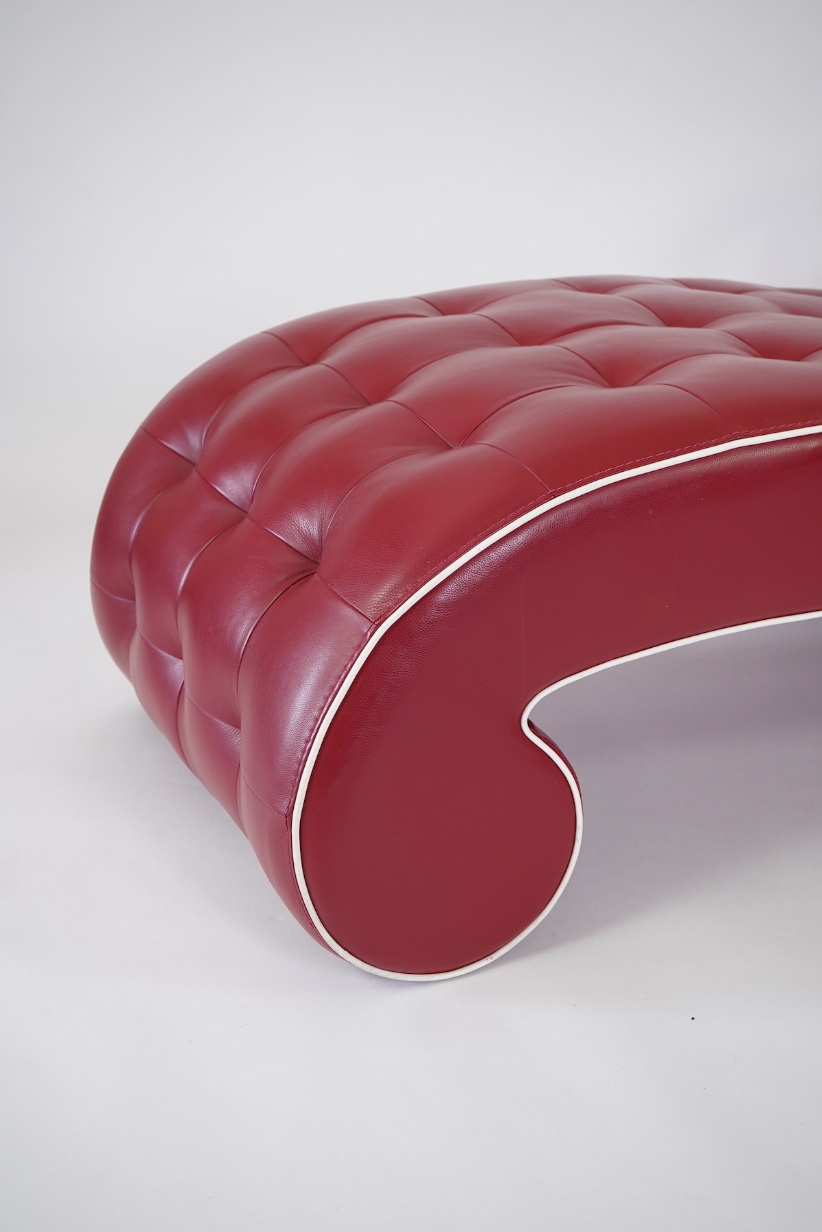 Vavicci for Flavien Cortes: An 'Adagio' Italian leather chaise longue